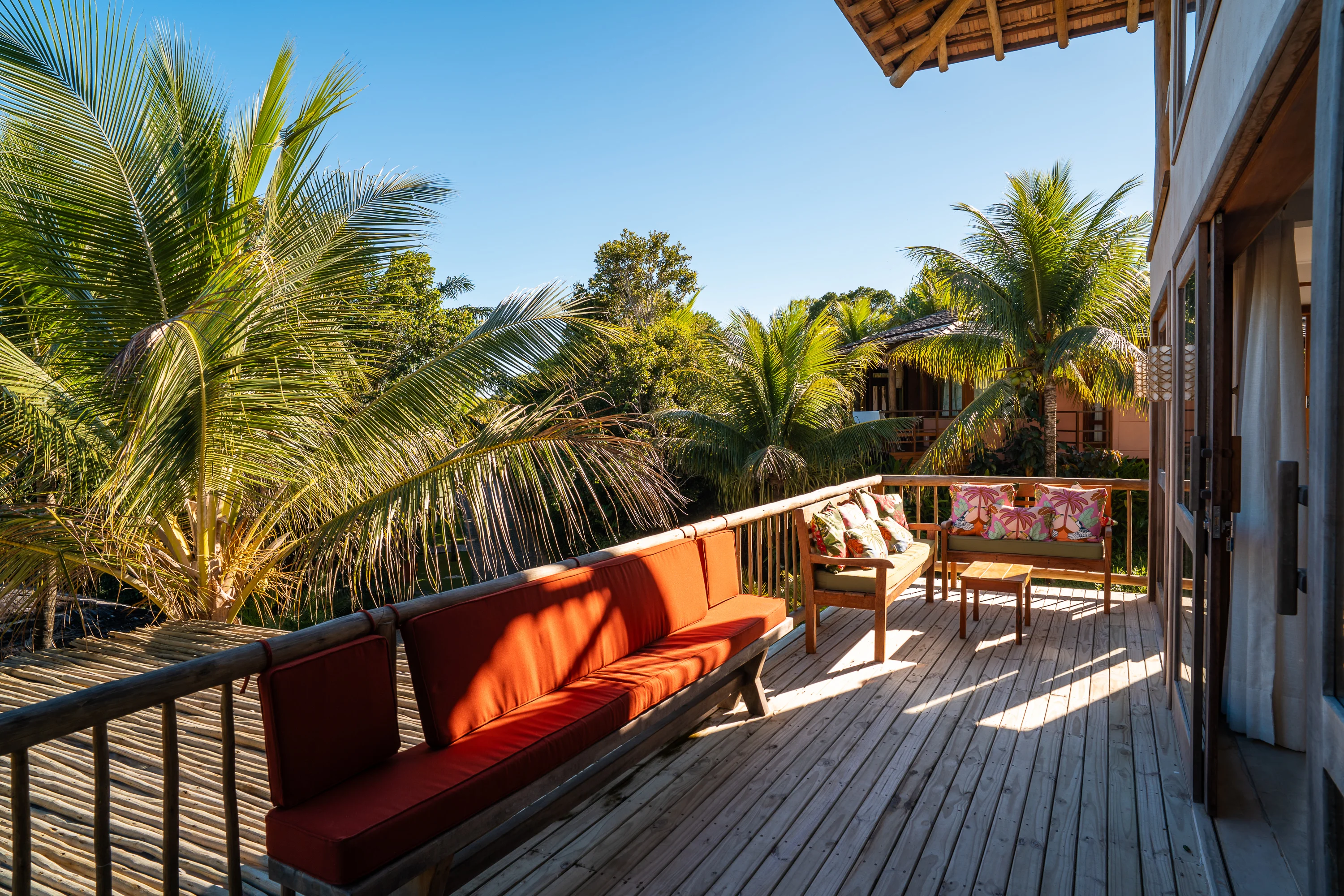 Casa 20 - Balkon mit Außensofa und Blick auf Palmen